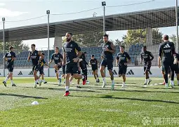 包含皇家马德里训练开放日，赛前防线松动引欢呼，葡超在即，更衣室氛围转暖的词条